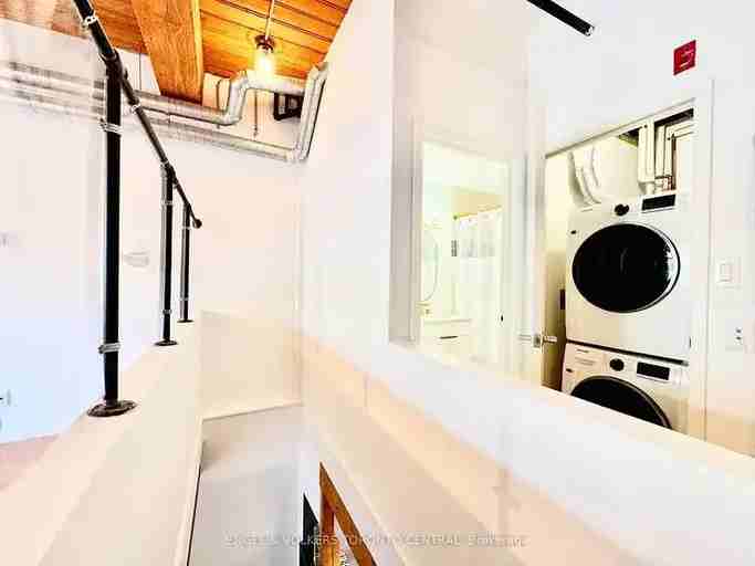 436 Wellington St W #102