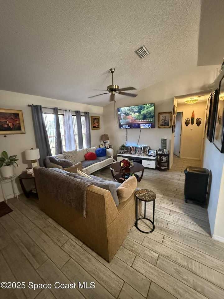 1929 Lynn River Dr - Photo 3 of 11