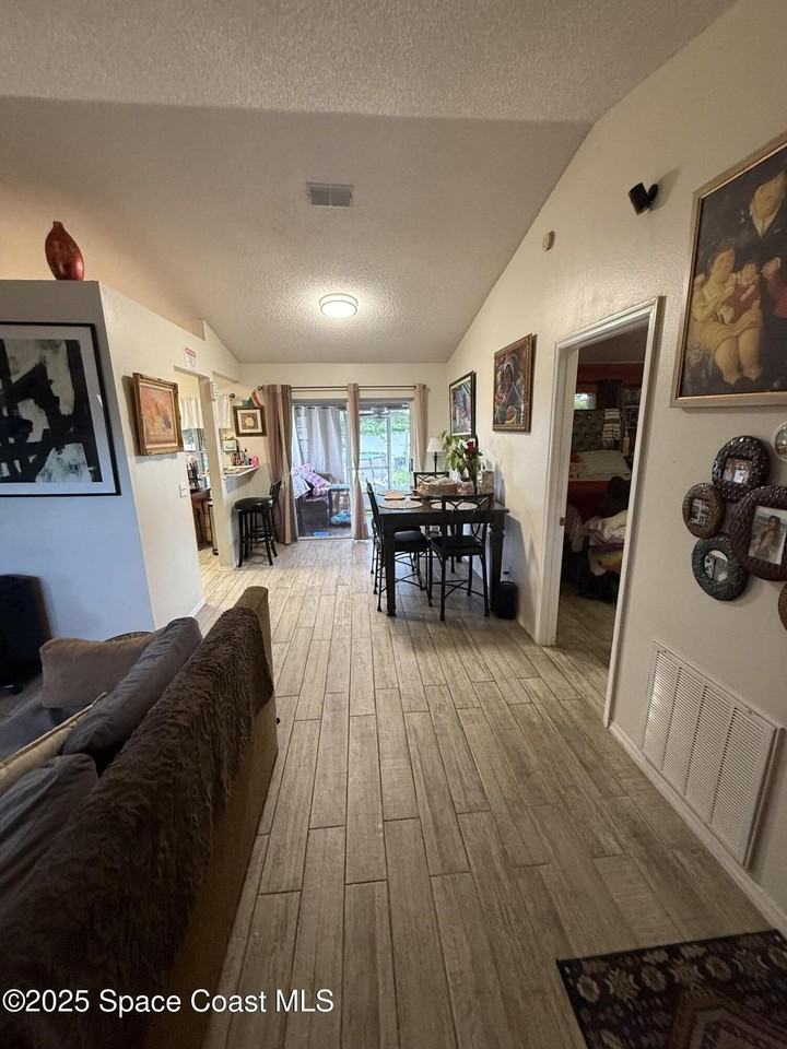 1929 Lynn River Dr - Photo 4 of 11