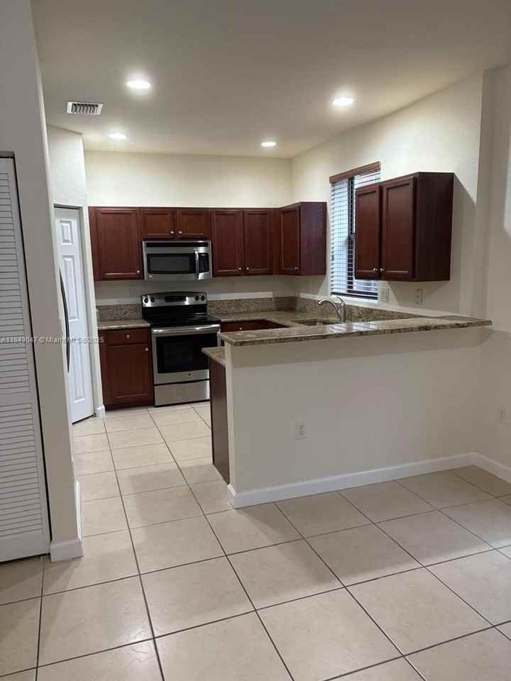 17370 Sw 153rd Ave - Photo 2 of 29