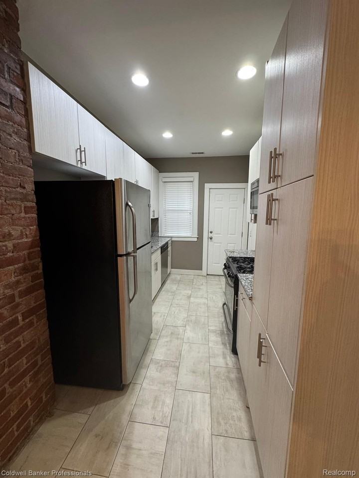 260 Hague St - Photo 4 of 11