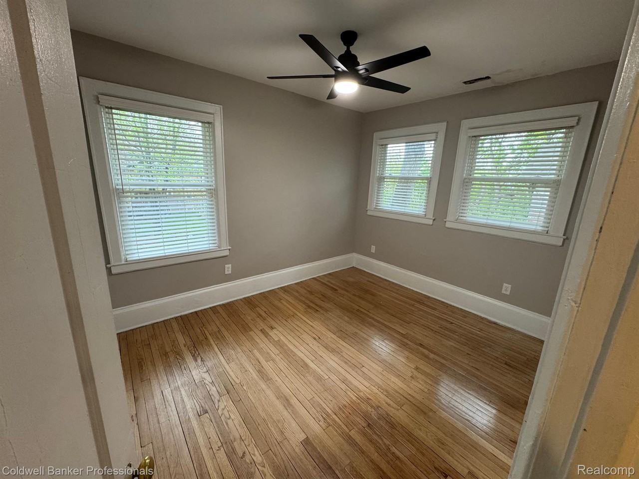 260 Hague St - Photo 7 of 11