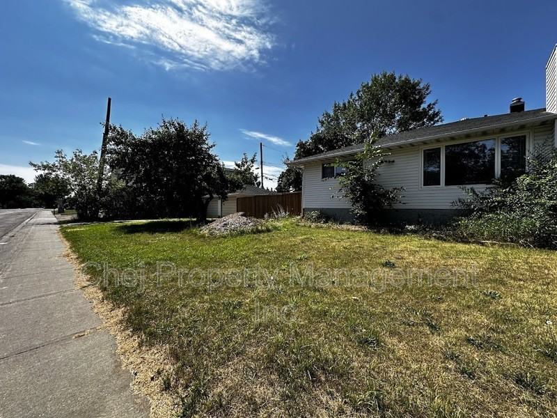 11303 111a Ave Nw - Photo 3 of 11