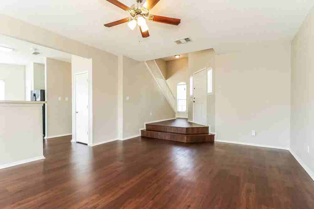 1945 Hobart Ln - Photo 3 of 16