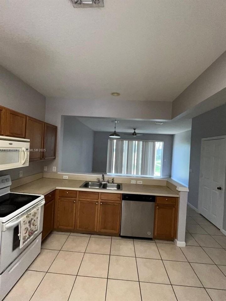 1093 Woodfield Rd #1093 - Photo 3 of 18