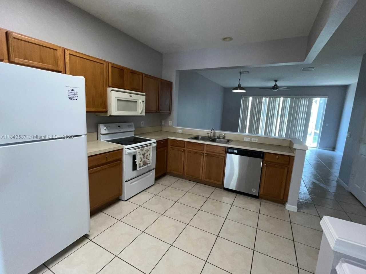 1093 Woodfield Rd #1093 - Photo 4 of 18