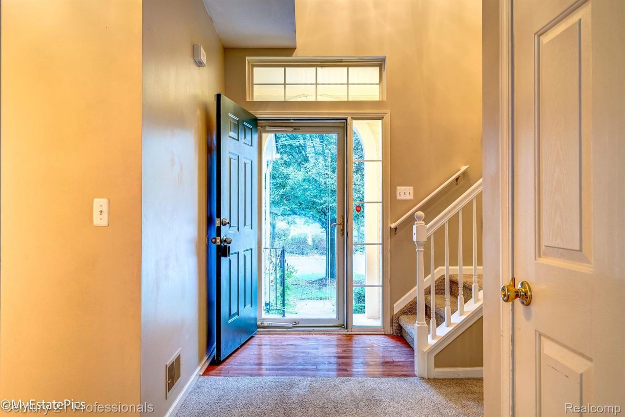 2195 Preserve Circle East - Photo 2 of 36