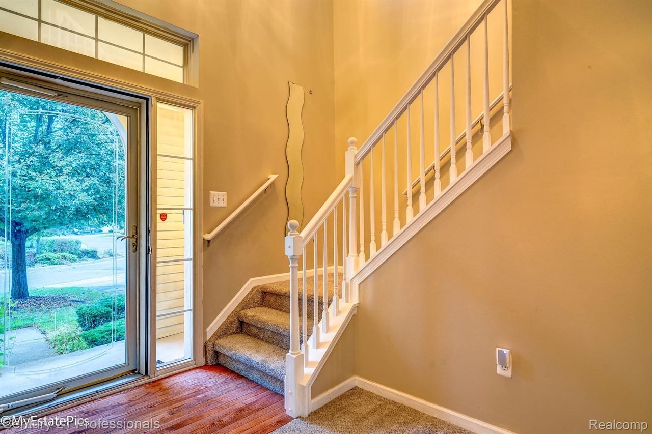 2195 Preserve Circle East - Photo 3 of 36