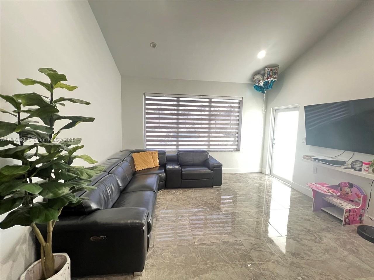 3655 Nw 14th St - Photo 3 of 16