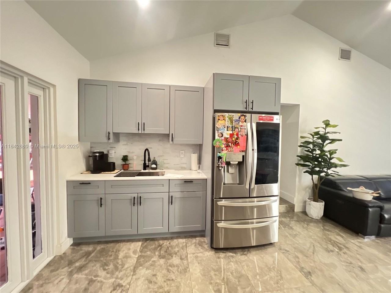 3655 Nw 14th St - Photo 7 of 16