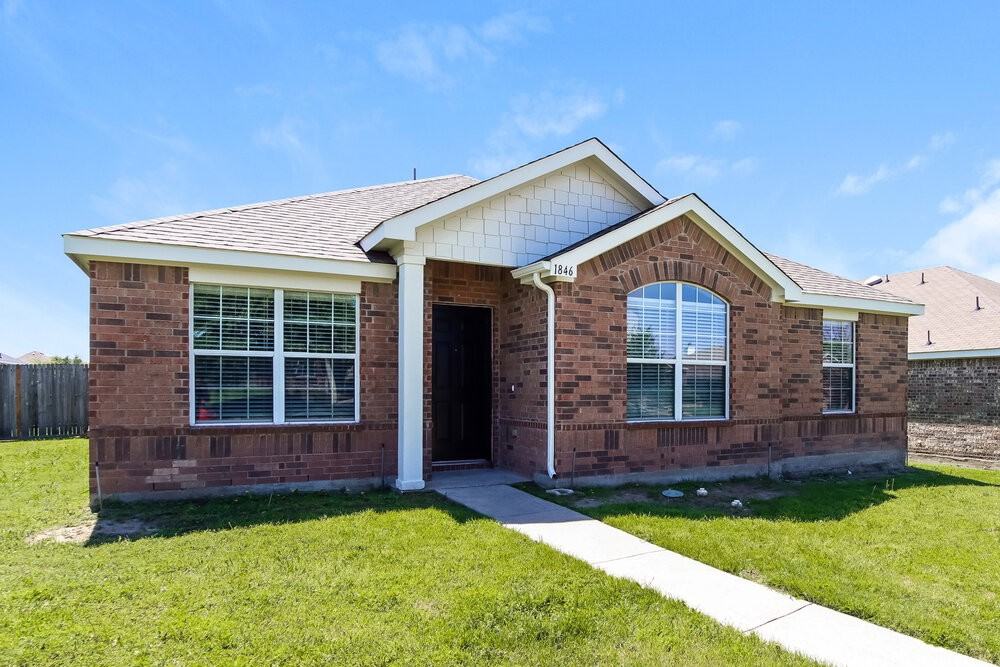 1846 Shanna Dr - Photo 3 of 16