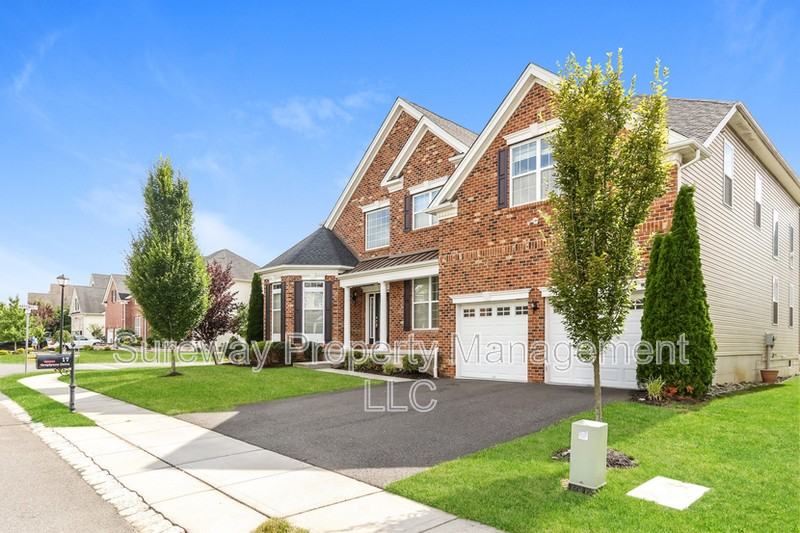 17 Greylynne Dr - Photo 2 of 29