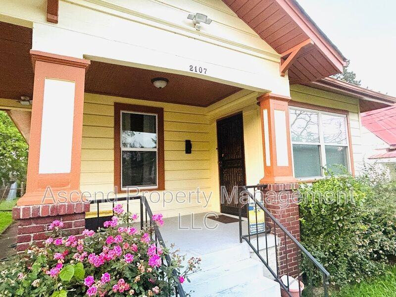 2107 Oak St - Photo 2 of 19