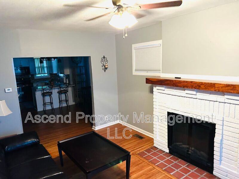 2107 Oak St - Photo 3 of 19