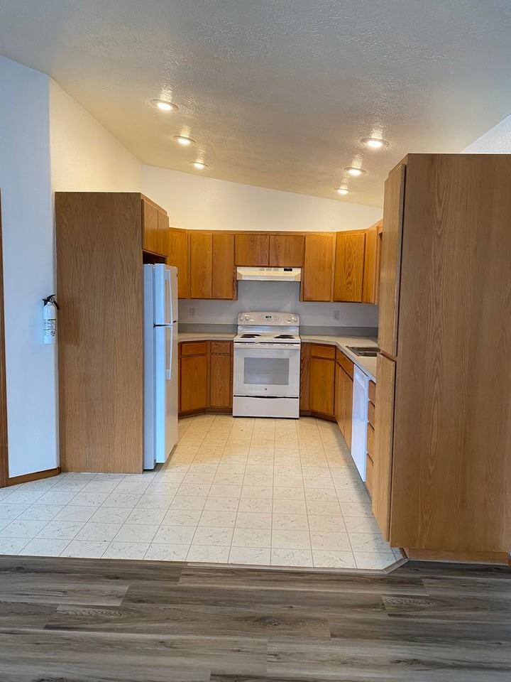 2635 Lyon St Se - Photo 5 of 18