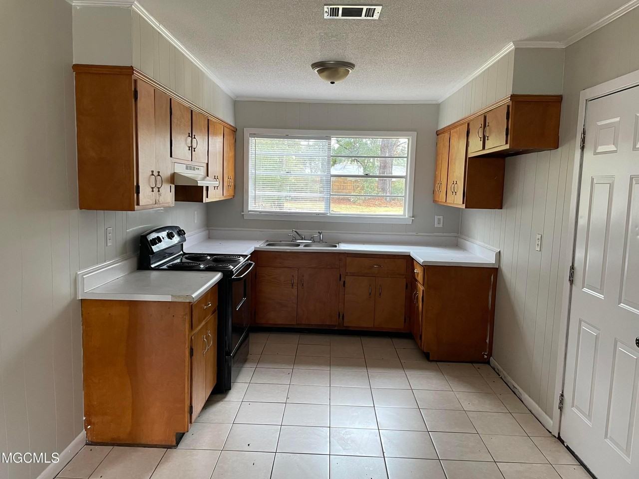 2501 Academy Dr - Photo 2 of 18