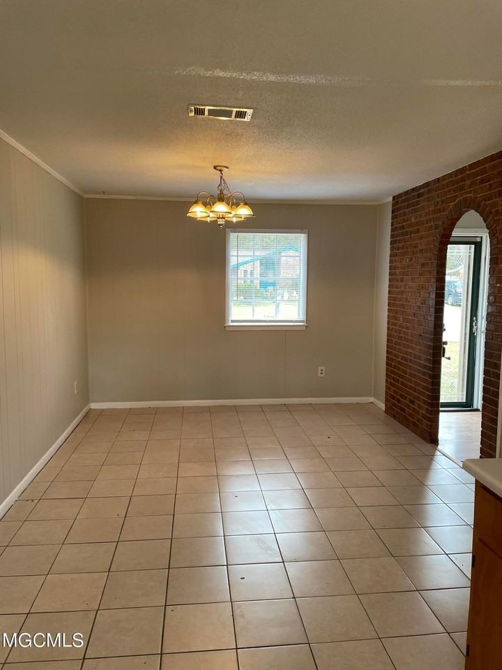 2501 Academy Dr - Photo 3 of 18