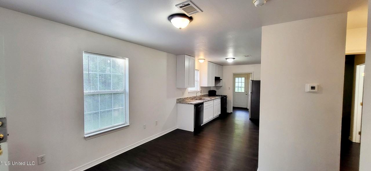 2110 30th St - Photo 2 of 8