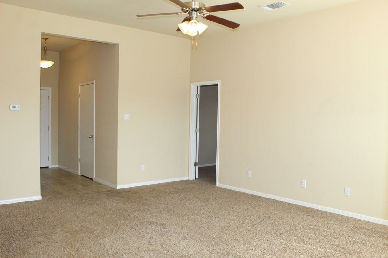 1104 Jamestown Dr - Photo 4 of 22