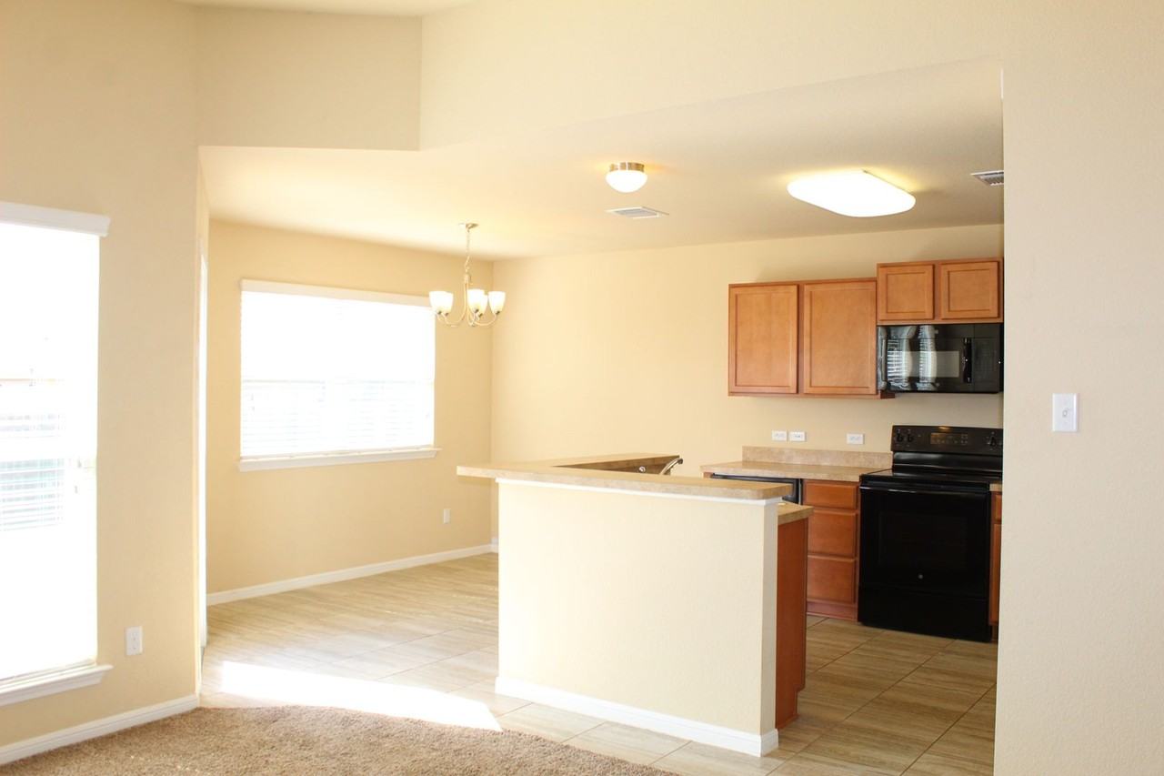 1104 Jamestown Dr - Photo 5 of 22