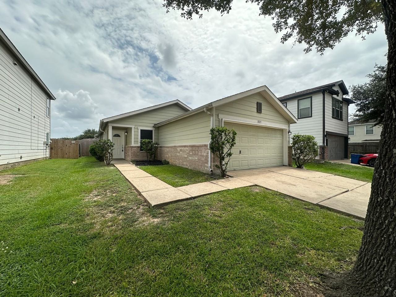 18215 Temple Hill Ln - Photo 2 of 31