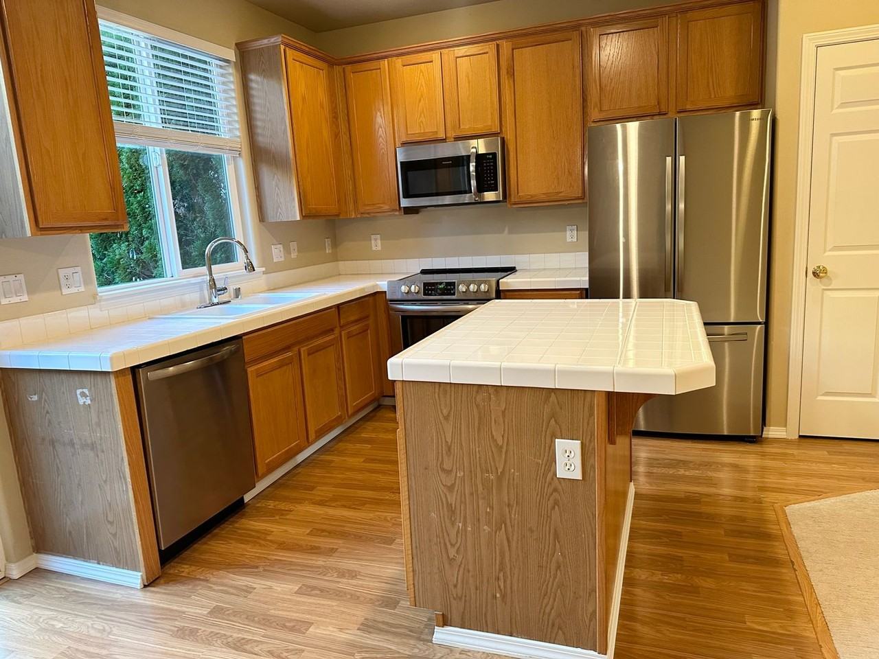 20366 Hoodview Ave - Photo 3 of 28