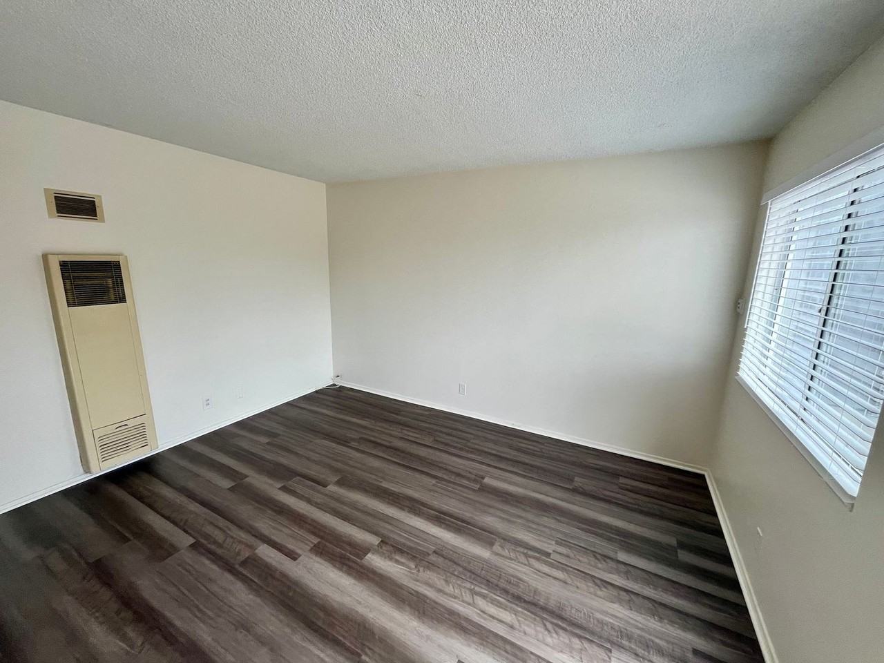 226 Liverpool Dr - Photo 2 of 8