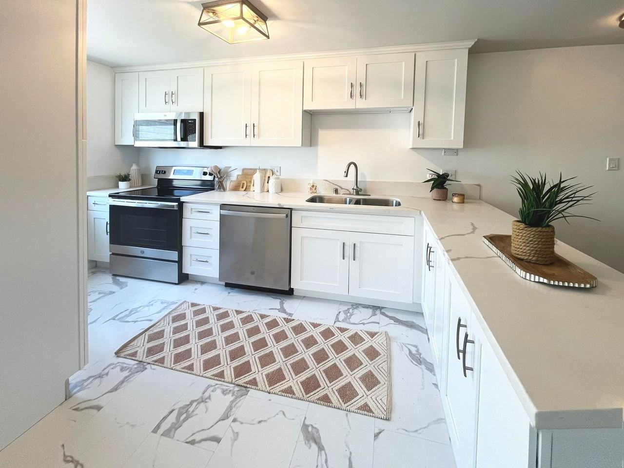 418 S. Palm Dr - Photo 2 of 14