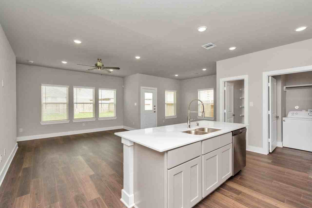 10523 Moon Valley Ln - Photo 5 of 43