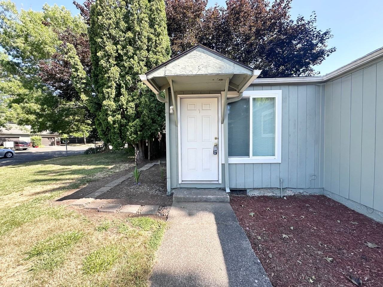 840 Se Francis Ave - Photo 2 of 27