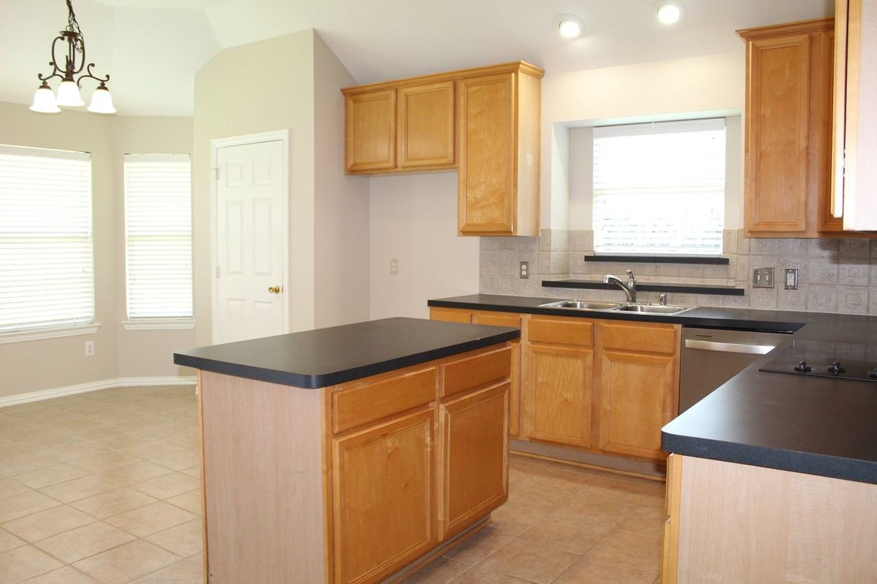 4755 Logan Ct - Photo 4 of 17