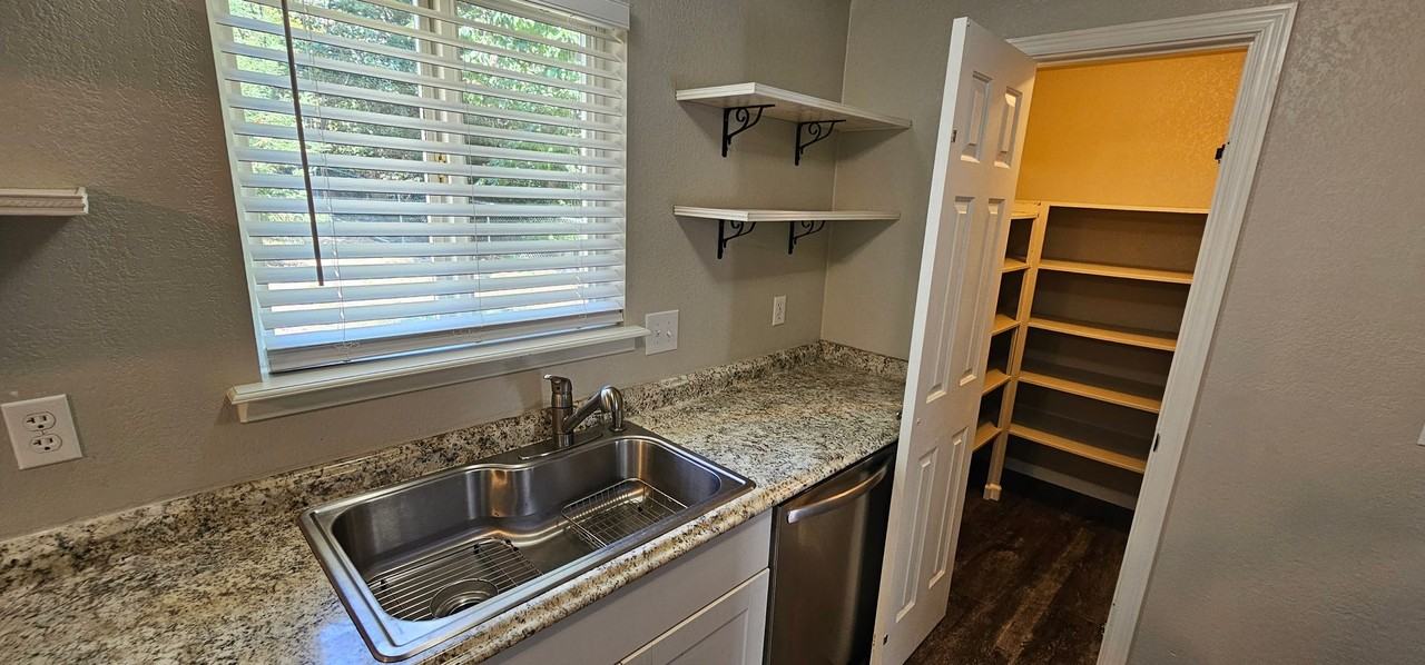 1090 Ne Hefley St - Photo 6 of 18