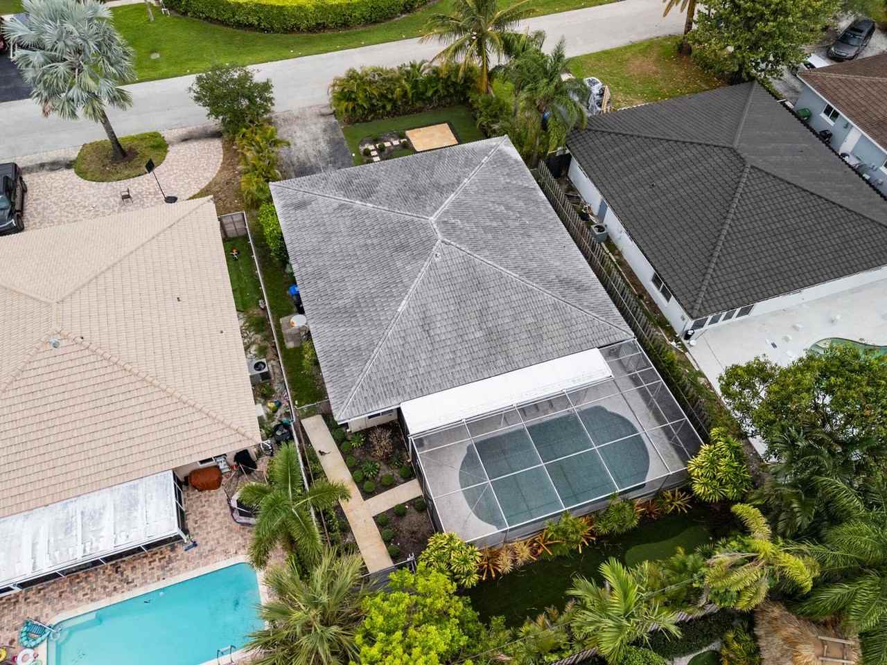 1740 Ne 49th St - Photo 3 of 20