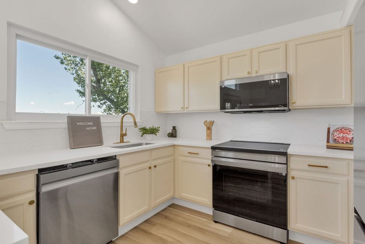1260 Ascot Ave - Photo 6 of 33