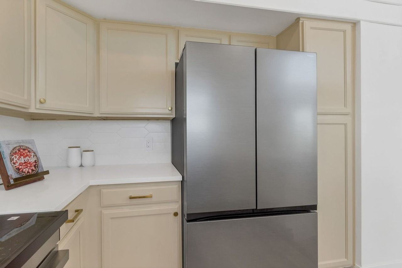 1260 Ascot Ave - Photo 7 of 33