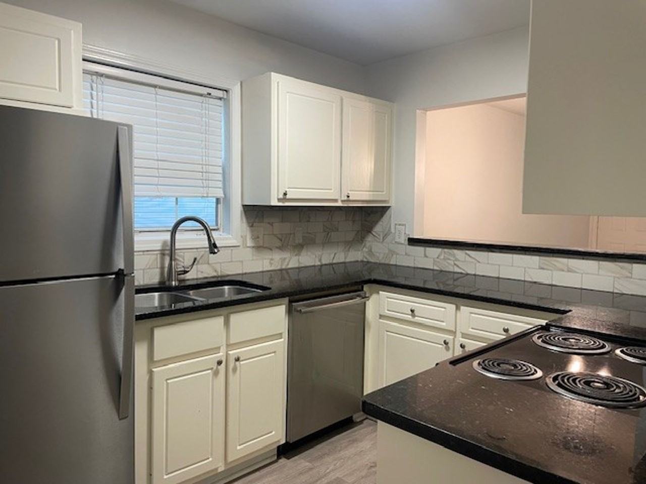 32 Huntsfield Dr #B - Photo 4 of 34