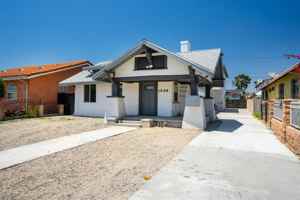 featured image of 1049 W 62nd St