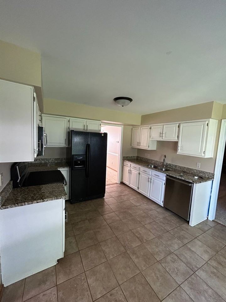 548 Currituck Dr - Photo 3 of 46