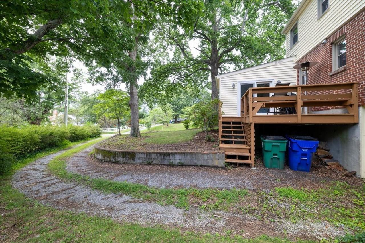 1100 Kentwood Dr - Photo 3 of 26