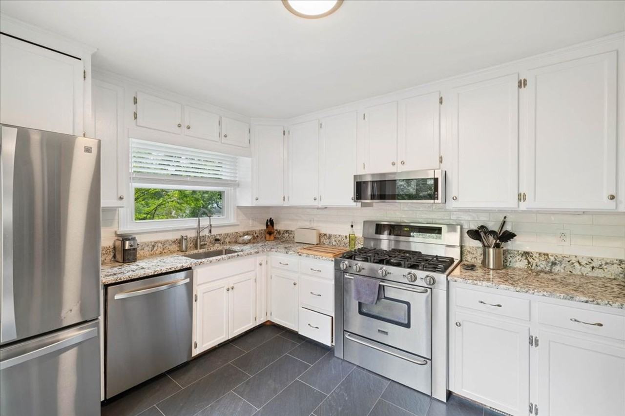 1100 Kentwood Dr - Photo 3 of 27