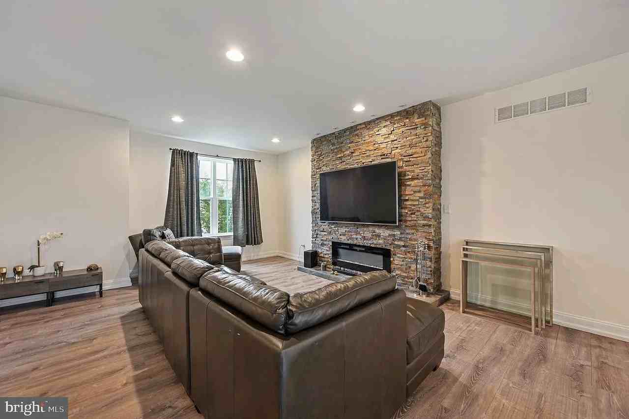 1340 Carrick Ct - Photo 3 of 29