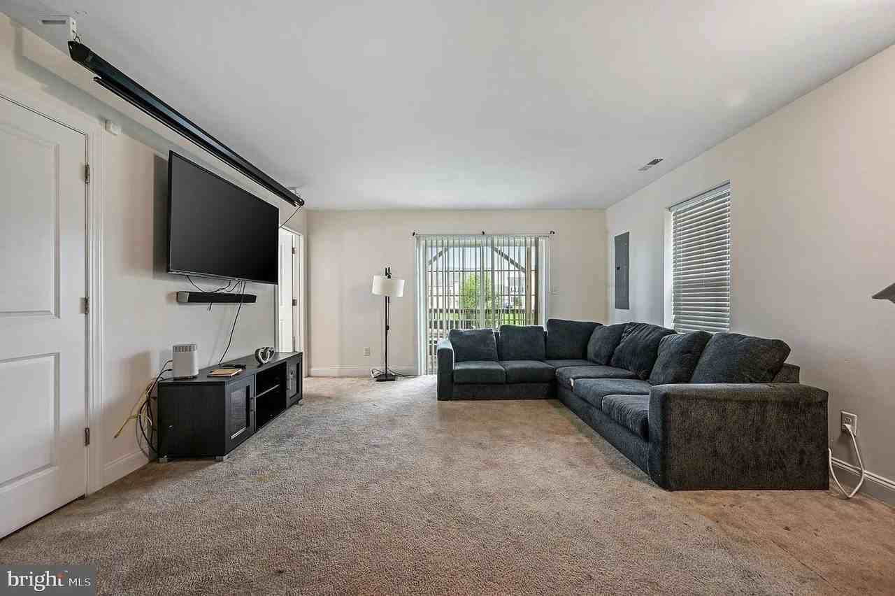 1340 Carrick Ct - Photo 6 of 29