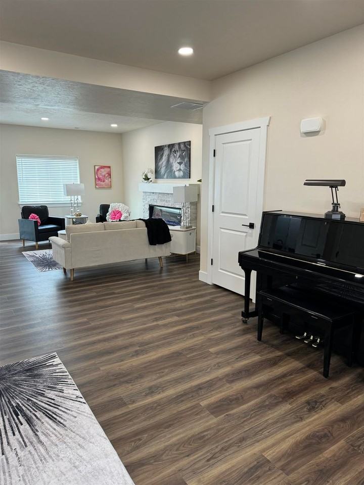 1953 S 1st Ave - Photo 2 of 31