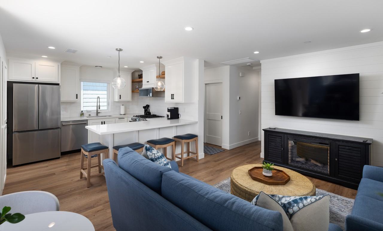 505 1/2 38th St #NA - Photo 4 of 32