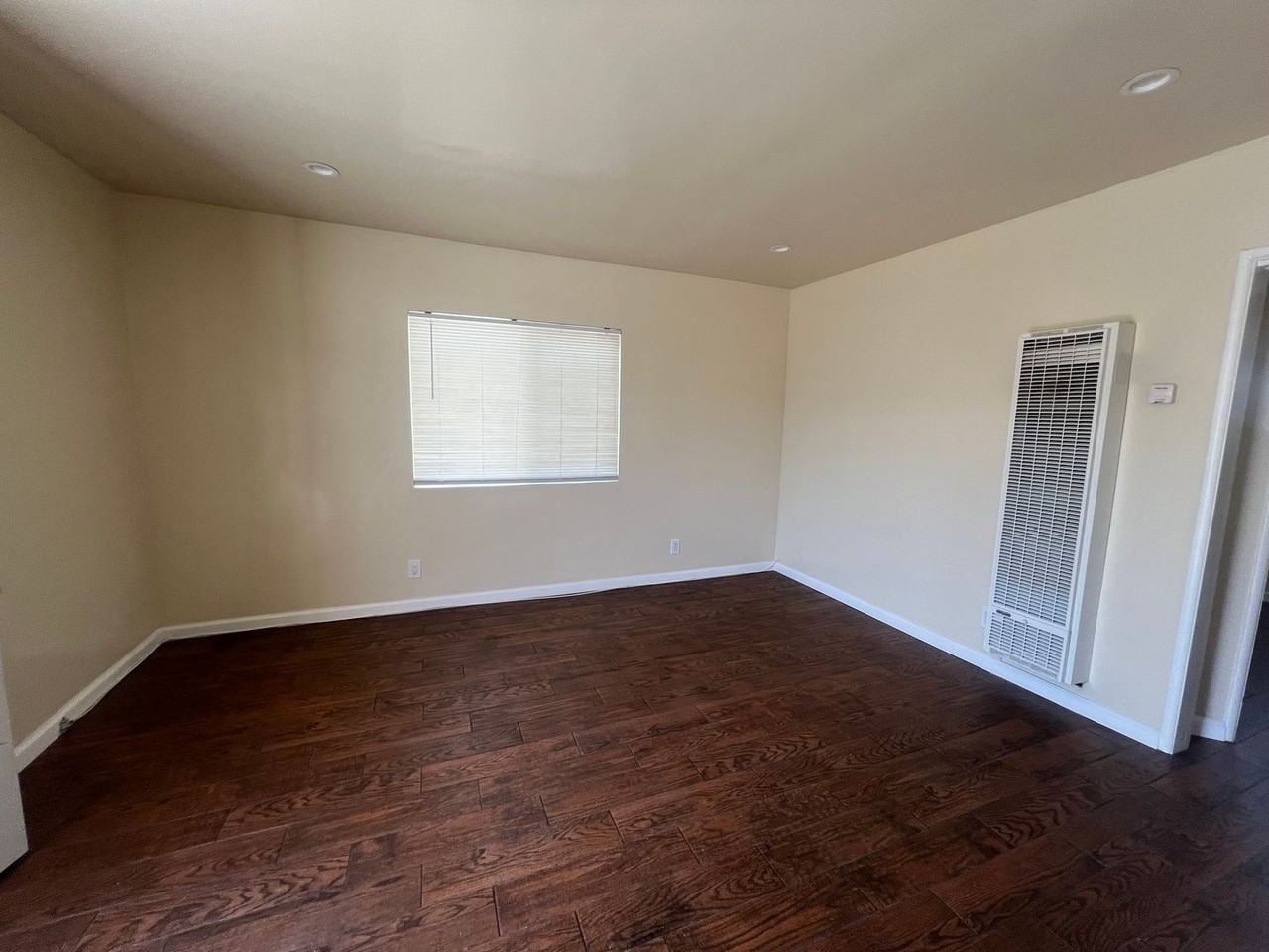 1533 W 80th - Photo 3 of 10