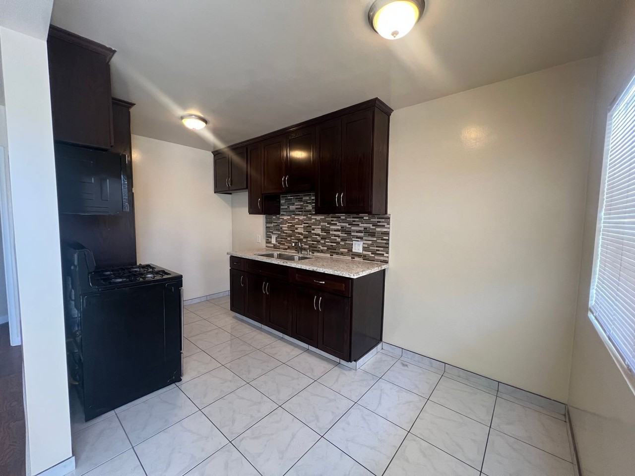 1533 W 80th - Photo 5 of 10