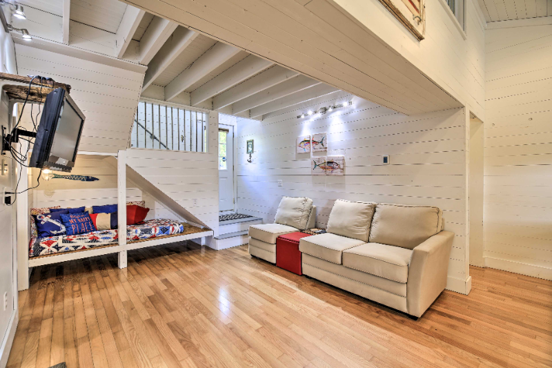 7073 Waterview Ln - Photo 2 of 20