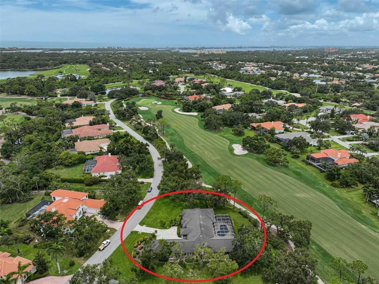 852 Macewen Dr - Photo 3 of 50