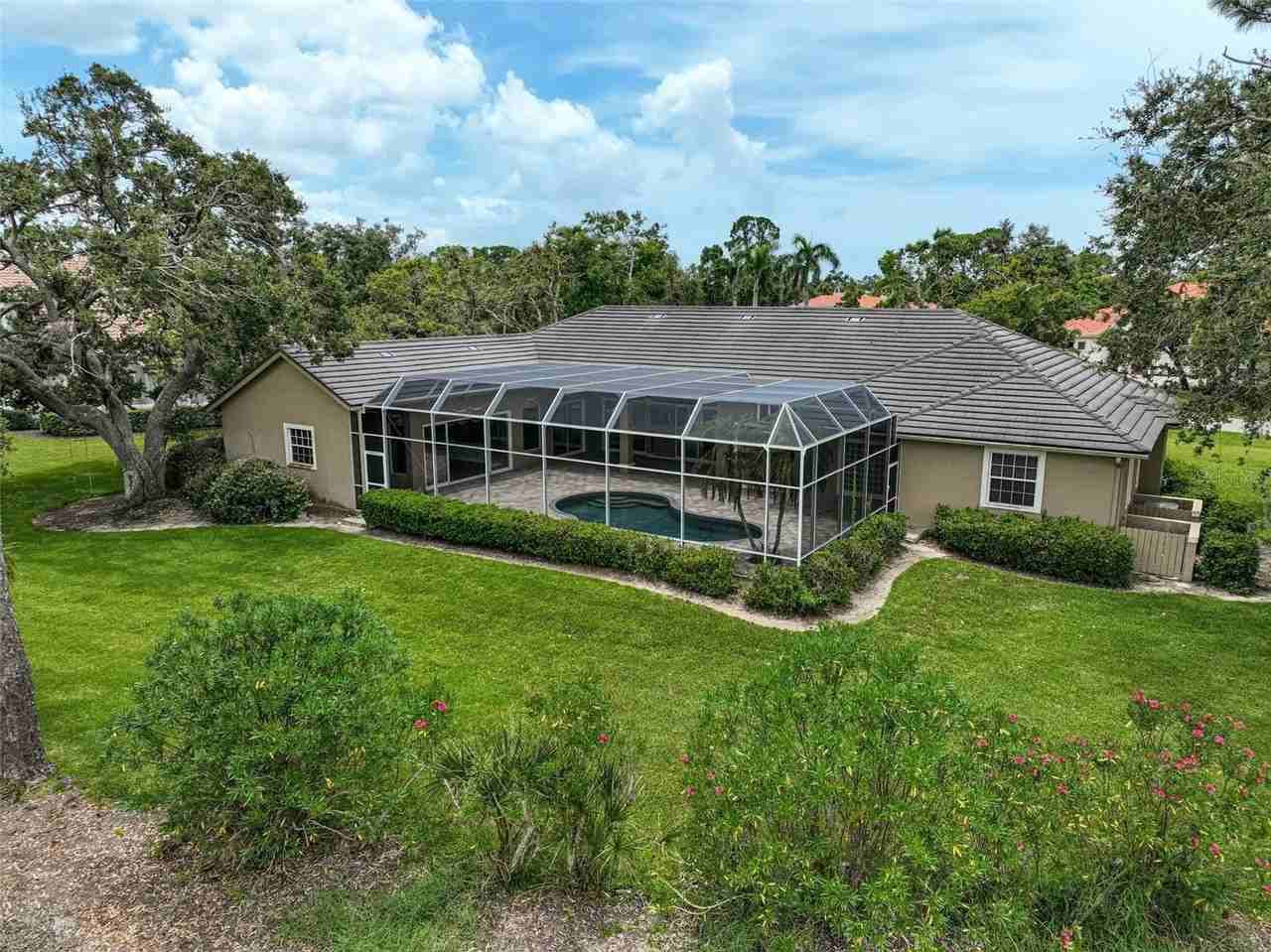 852 Macewen Dr - Photo 4 of 50