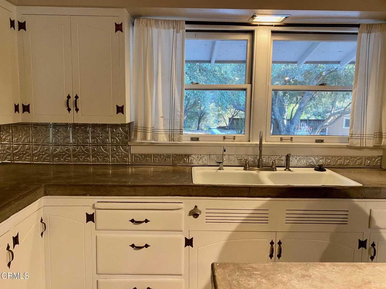 1073 Shippee Ln - Photo 3 of 20